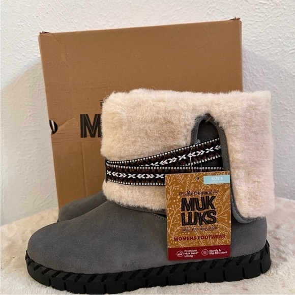 Muk Luks Shoes - NWT Muk Luks gray cream faux fur winter boots